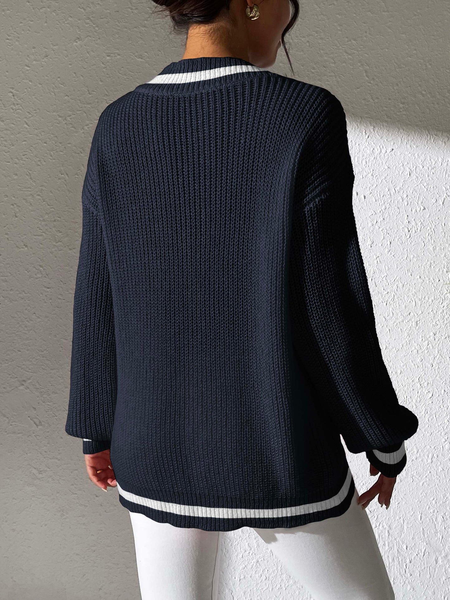 Adela® | Sweter z długim rękawem, kontrastowym wykończeniem i dekoltem w kształcie litery V