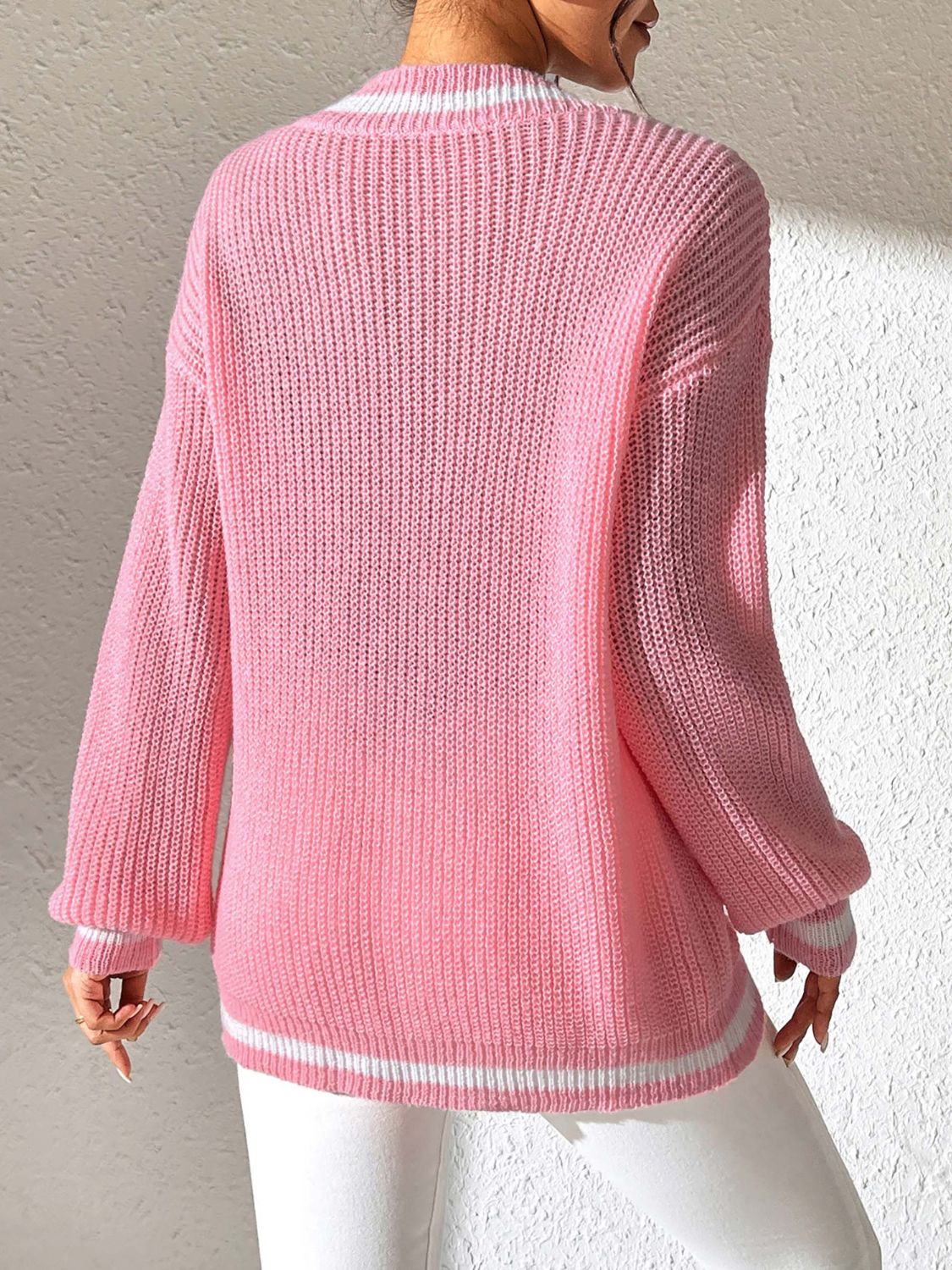 Adela® | Sweter z długim rękawem, kontrastowym wykończeniem i dekoltem w kształcie litery V