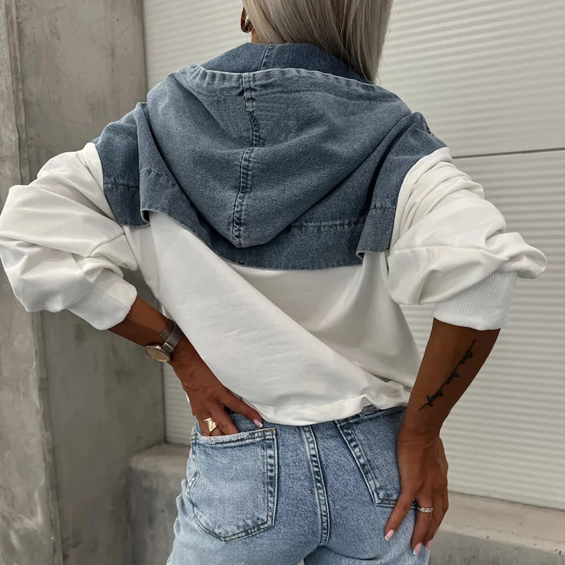 Adelina® | Swobodna, zapinana na zamek bluza z kapturem z patchworkowym wzorem, wykonana z dżinsu