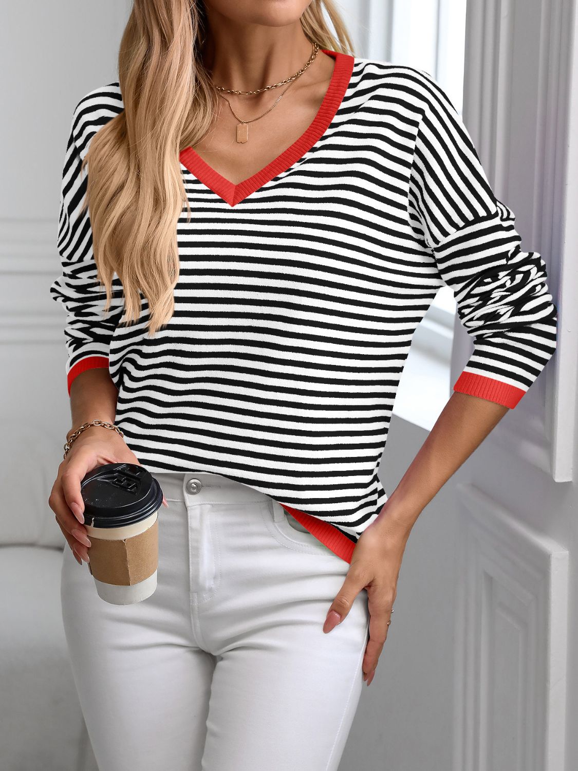 Melina® | Dzianinowy top w paski, z długim rękawem, dekoltem w kształcie litery V i kontrastową lamówką