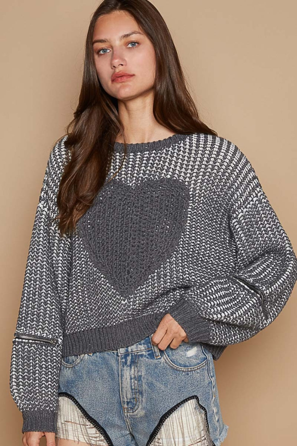 Adelina® | Sweter z okrągłym dekoltem, naszywką w kształcie serca i zamkiem błyskawicznym oraz spiczastymi rękawami