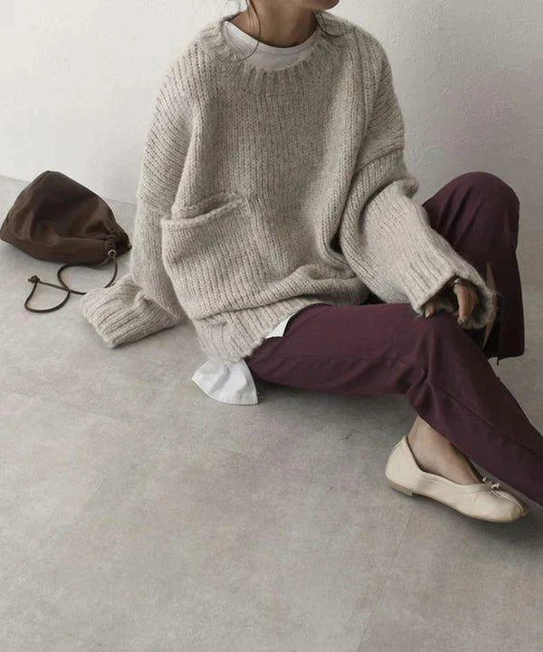Oversizowy sweter z kieszeniami z przodu w kolorze kości słoniowej