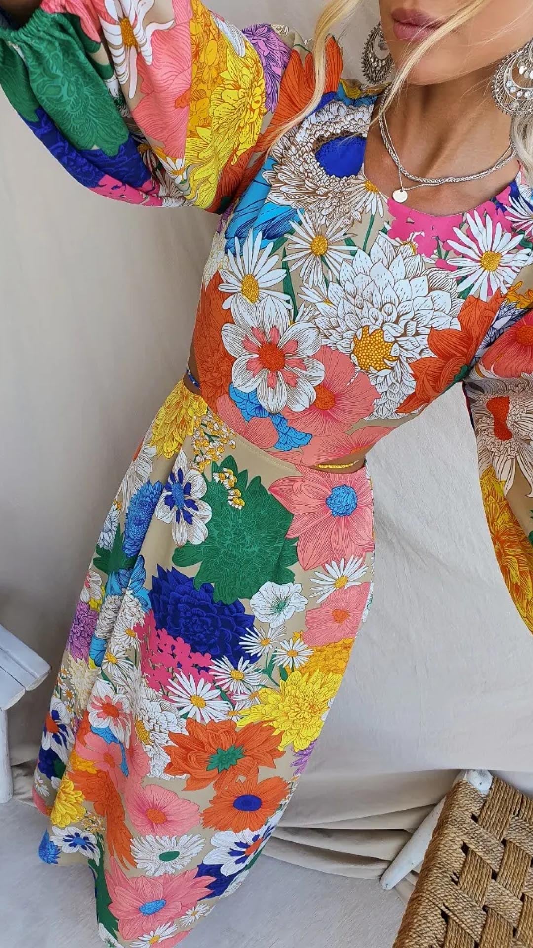 Sukienka maxi w kwiatowy wzór z odkrytymi plecami i elastycznymi detalami