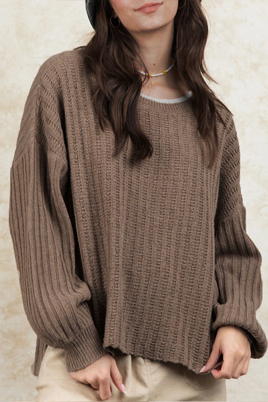 Adriana® | Przydymiony, prążkowany sweter z kontrastowym dekoltem i obniżonymi rękawami