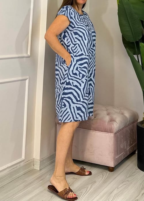 Naila - Midi Sukienka Rayon z Wzorem Zebra i Okrągłym Dekoltem