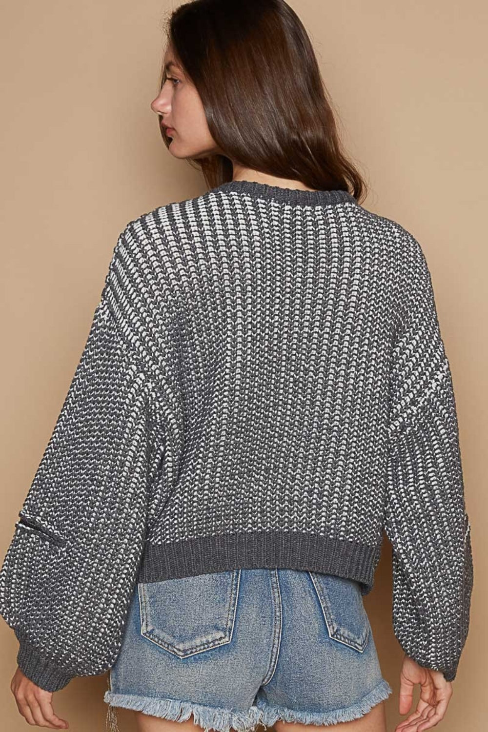 Adelina® | Sweter z okrągłym dekoltem, naszywką w kształcie serca i zamkiem błyskawicznym oraz spiczastymi rękawami