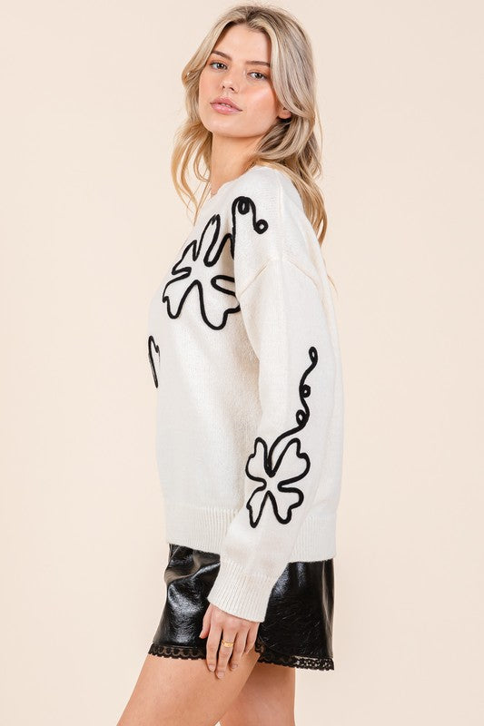 Adriana® | Dzianinowy sweterek z kwiatowym haftem