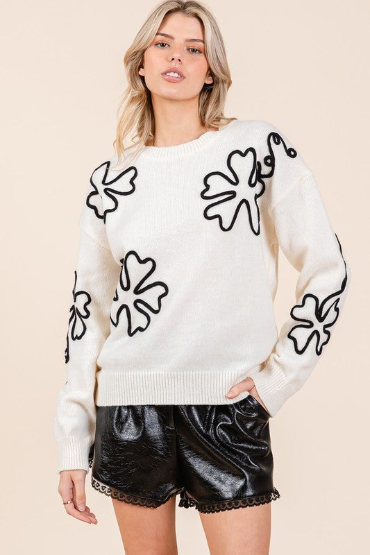 Adriana® | Dzianinowy sweterek z kwiatowym haftem