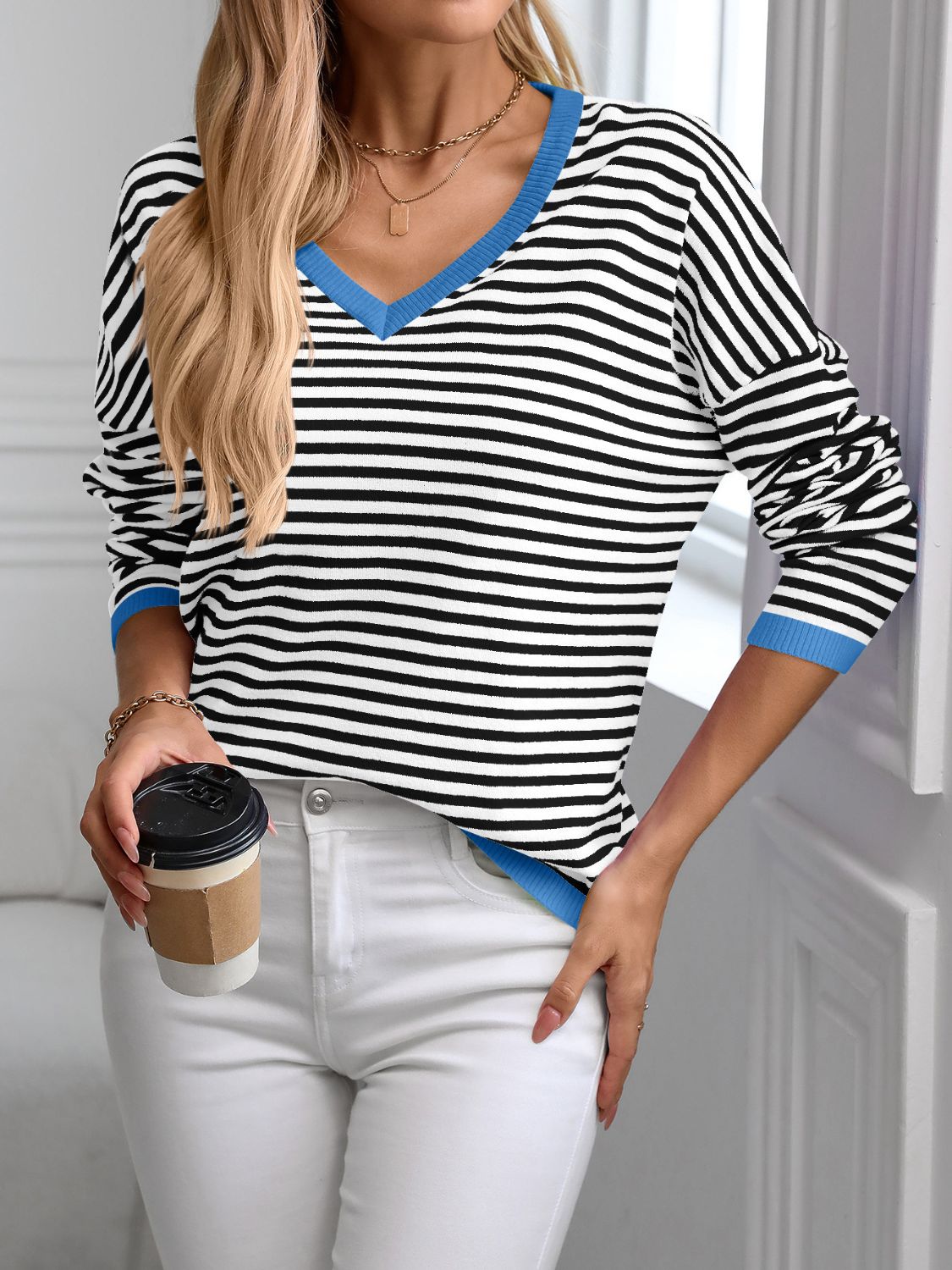 Melina® | Dzianinowy top w paski, z długim rękawem, dekoltem w kształcie litery V i kontrastową lamówką
