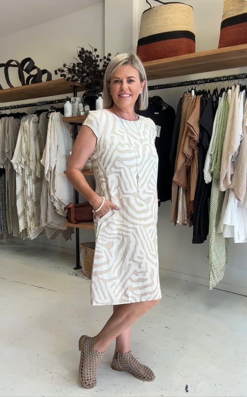 Naila - Midi Sukienka Rayon z Wzorem Zebra i Okrągłym Dekoltem