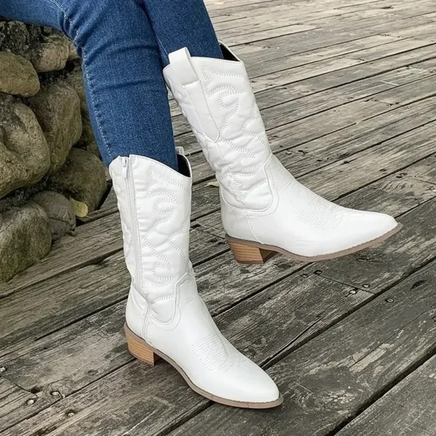 Miranda® | Szpiczaste kowbojskie buty damskie wykonane z białej skóry
