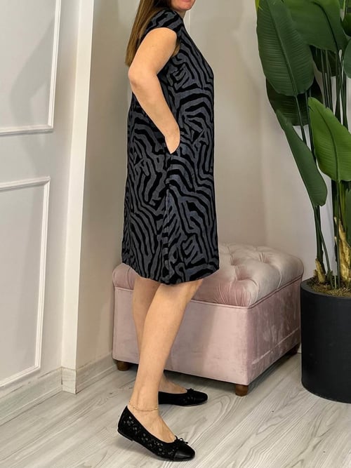 Naila - Midi Sukienka Rayon z Wzorem Zebra i Okrągłym Dekoltem