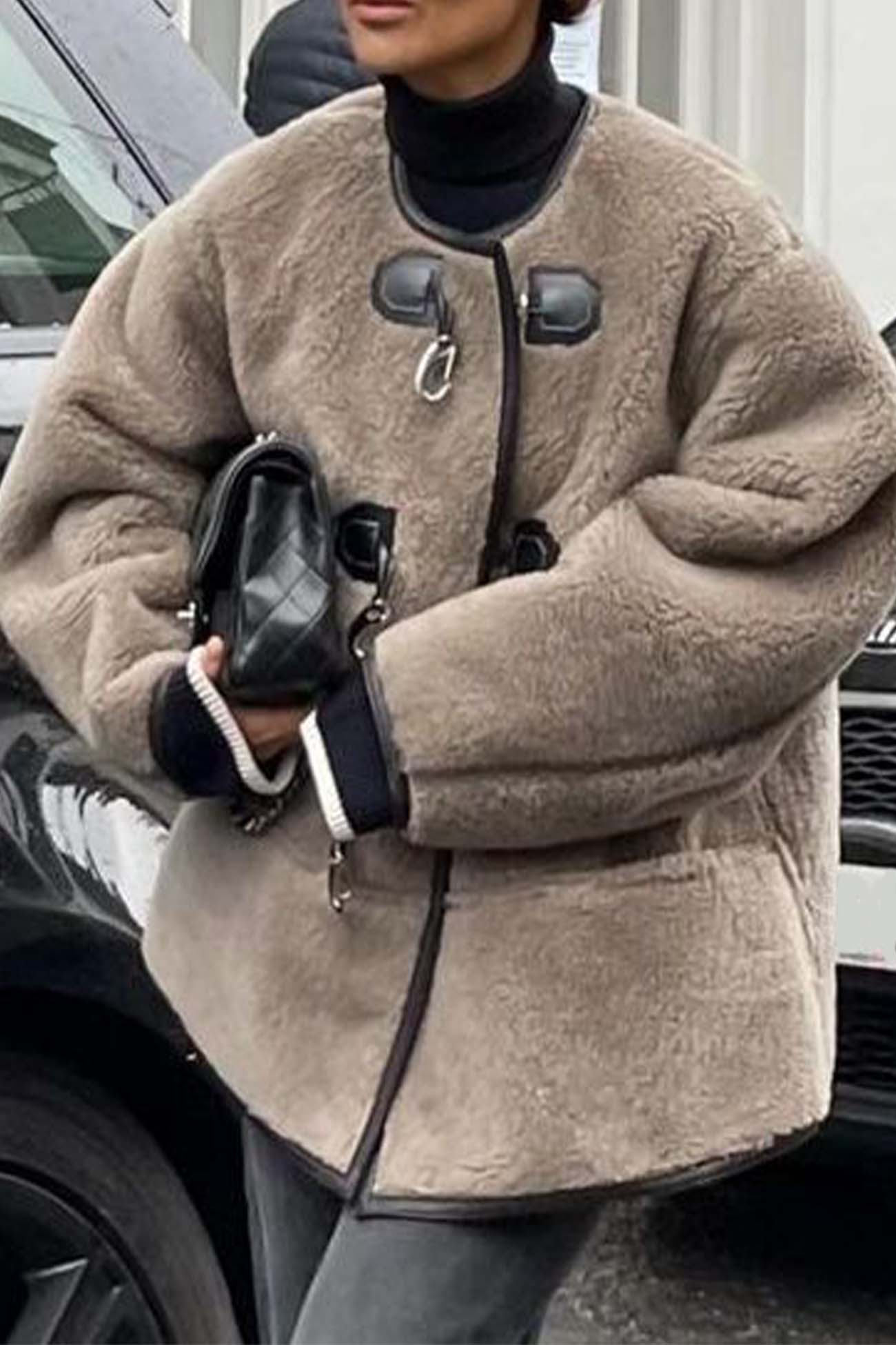 Milagros® | Pluszowa kurtka z okrągłym dekoltem i metalowymi guzikami