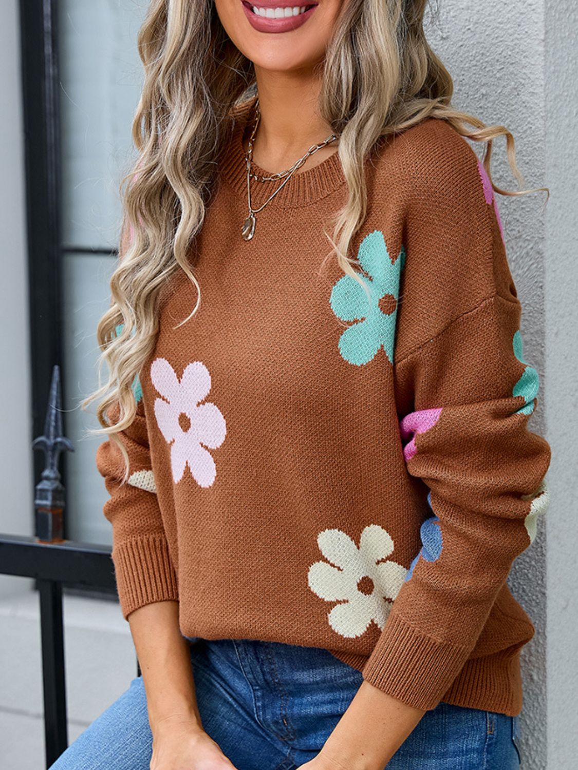 Aitana® | Sweter z długim rękawem i kwiatowym dekoltem