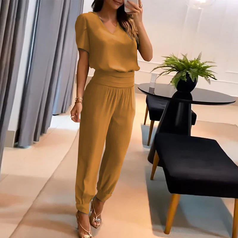 Alejandra - Casualowy dwuczęściowy zestaw z bluzką z krótkim rękawem i dekoltem w szpic oraz długimi spodniami