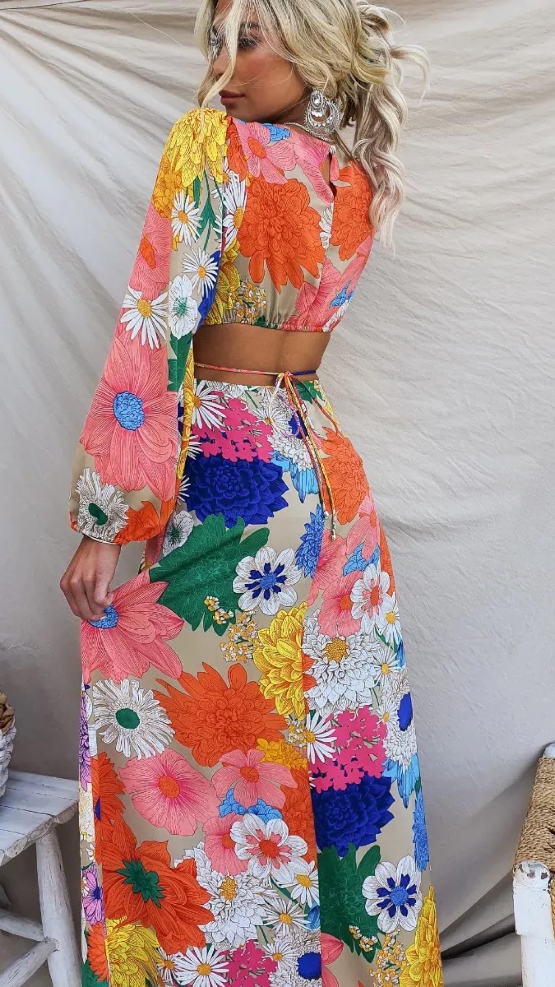 Sukienka maxi w kwiatowy wzór z odkrytymi plecami i elastycznymi detalami